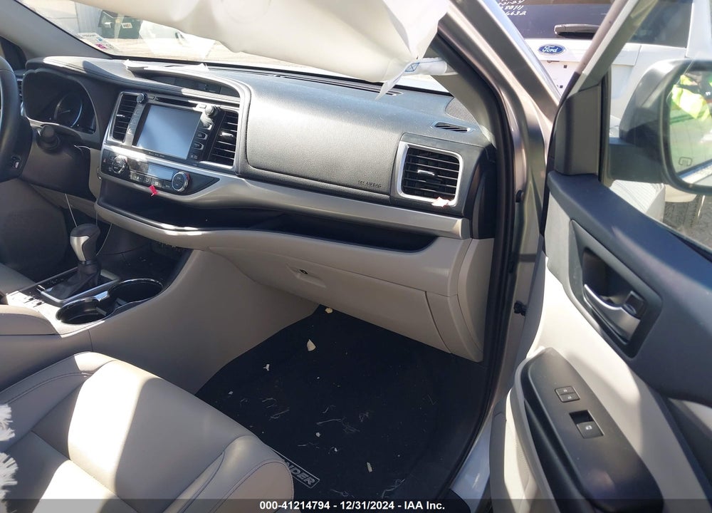 2019 TOYOTA HIGHLANDER XLE VIN: 5TDKZRFH0KS570709