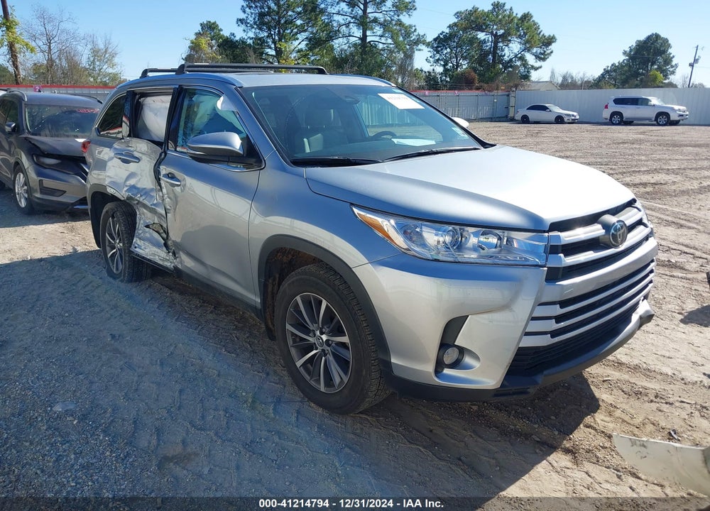 2019 TOYOTA HIGHLANDER XLE VIN: 5TDKZRFH0KS570709