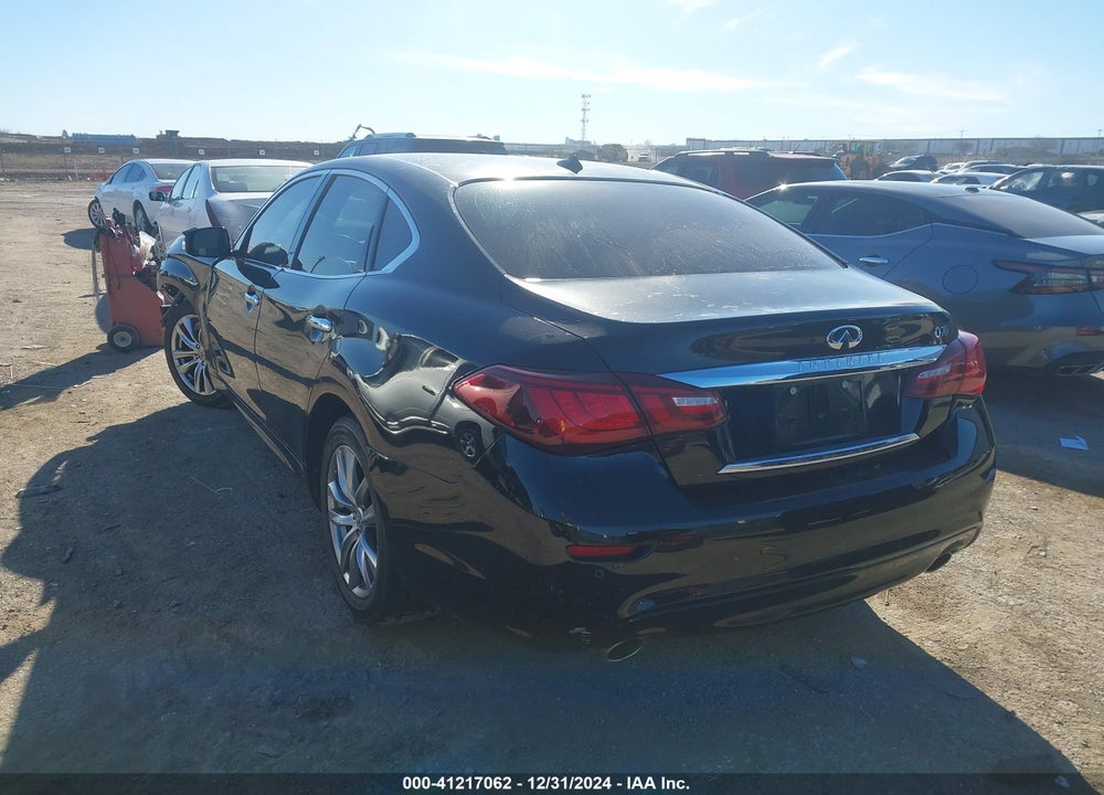 2017 INFINITI Q70 VIN: JN1BY1AP2HM740868