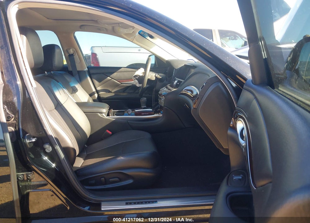 2017 INFINITI Q70 VIN: JN1BY1AP2HM740868