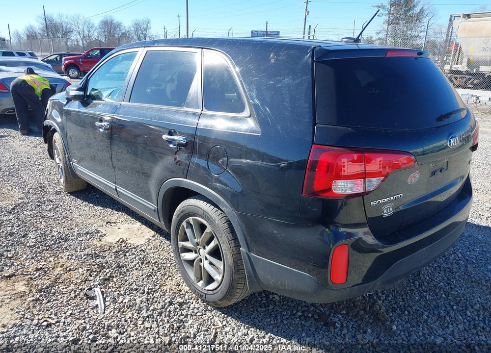 2015 KIA SORENTO LX VIN: 5XYKTCA61FG656991