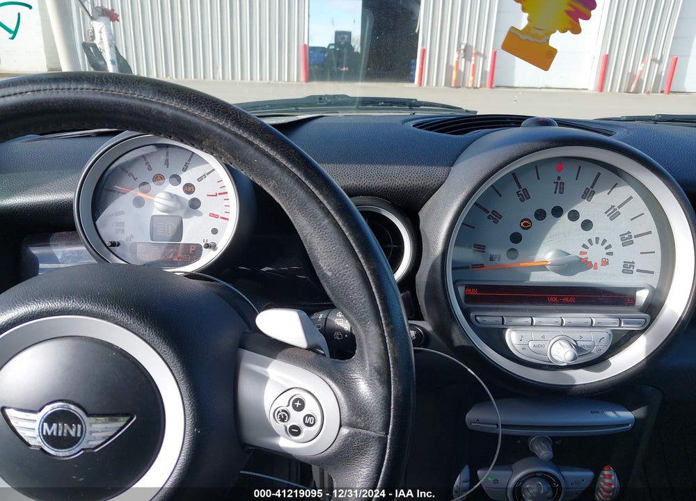 2008 MINI COOPER VIN: WMWMF33508TT59252
