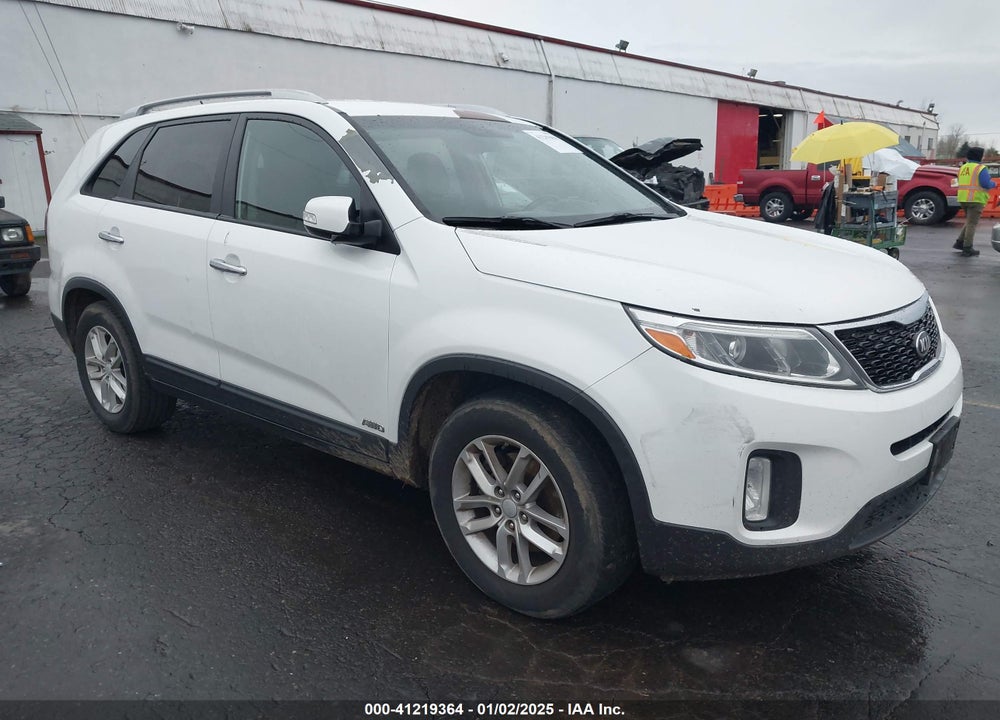 2014 KIA SORENTO LX VIN: 5XYKTCA69EG438800