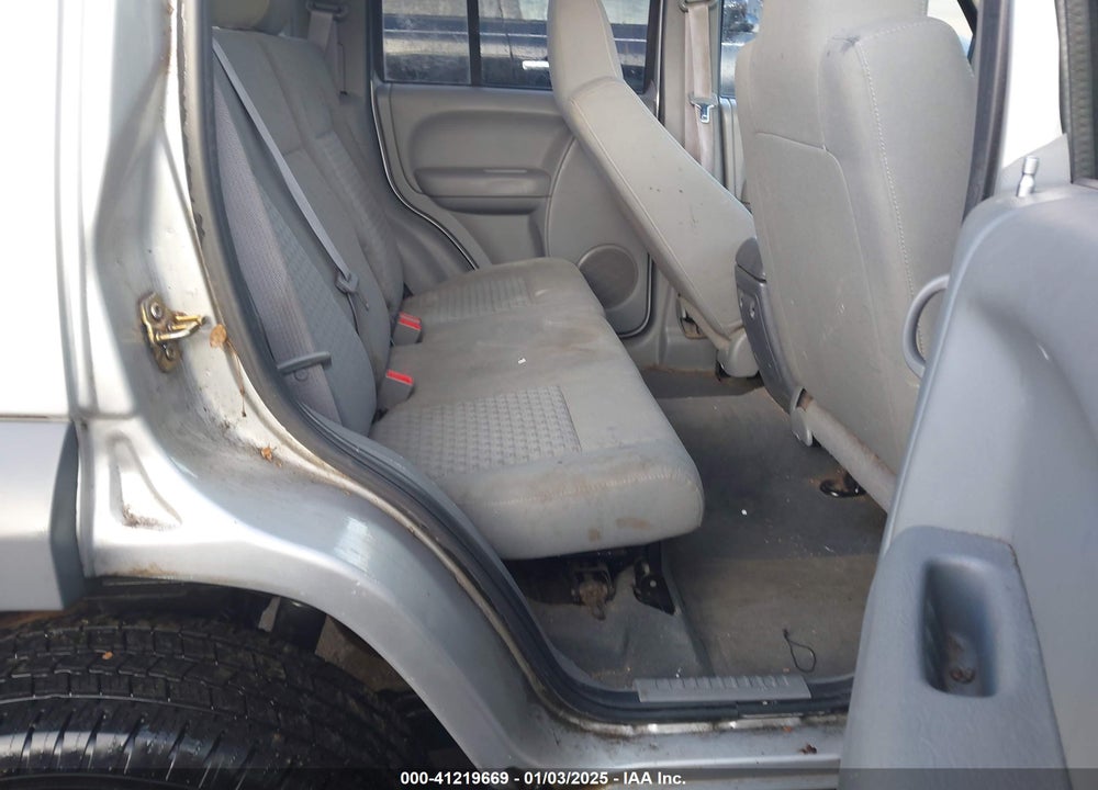 2005 JEEP LIBERTY VIN: 1J4GL48K65W616285