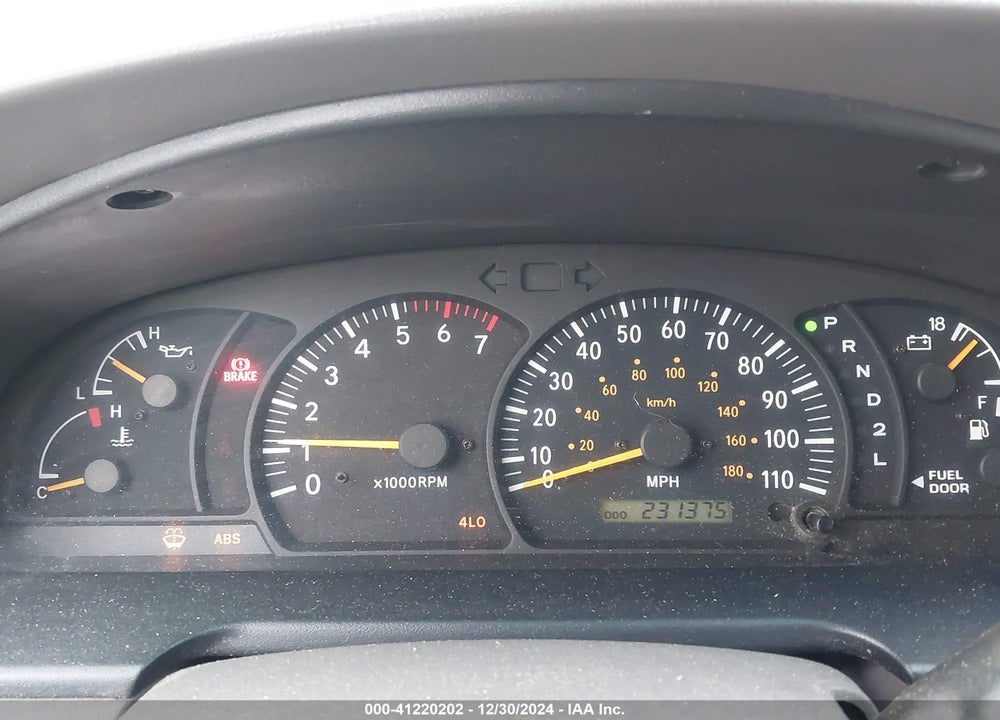 2002 TOYOTA TUNDRA SR5 V8 VIN: 5TBBT441X2S231510