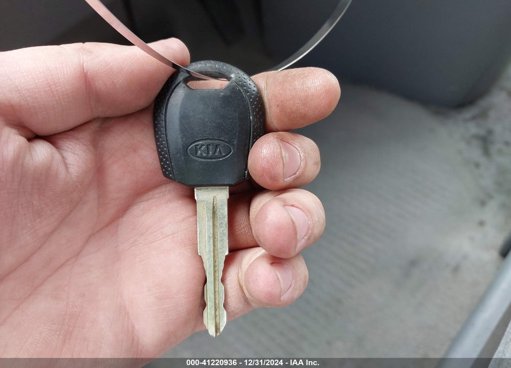 2005 KIA SEDONA EX/LX VIN: KNDUP132356708456
