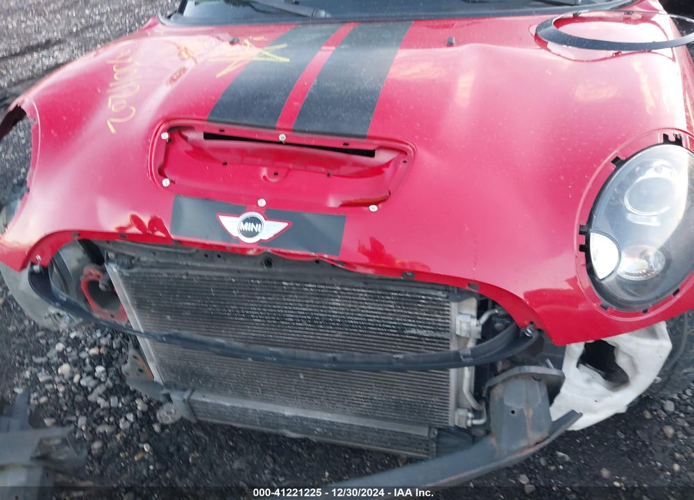 2011 MINI COOPER S VIN: WMWSV3C53BTY23605