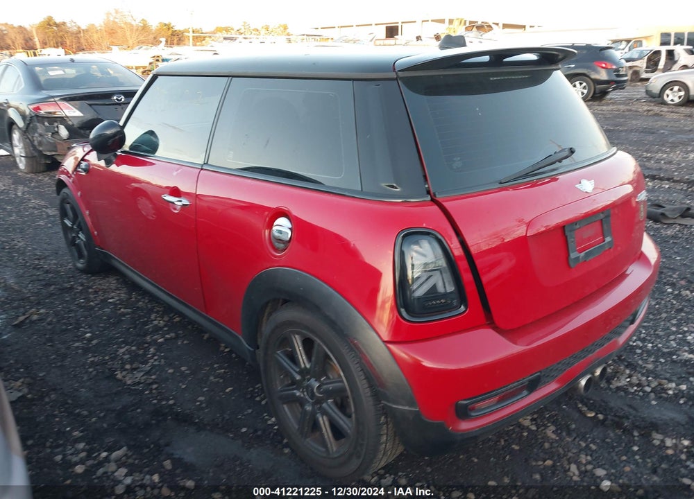 2011 MINI COOPER S VIN: WMWSV3C53BTY23605