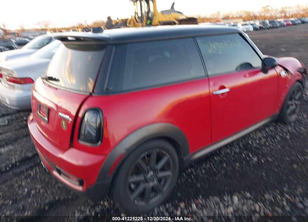 2011 MINI COOPER S VIN: WMWSV3C53BTY23605