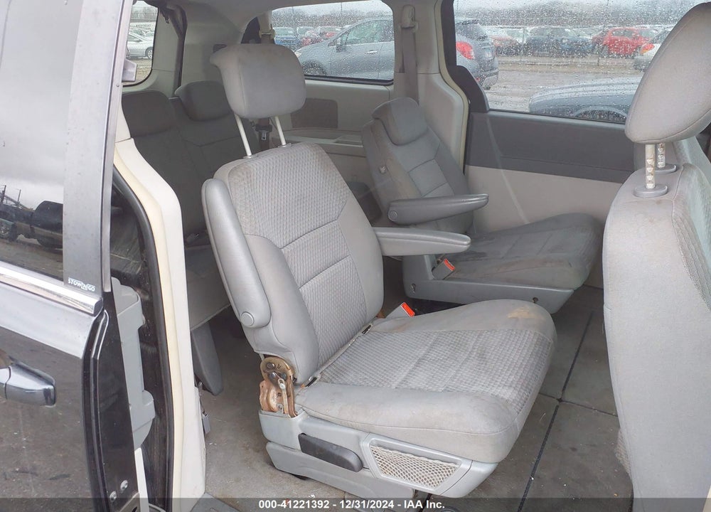 2009 CHRYSLER TOWN & COUNTRY LX VIN: 2A8HR44E69R644409