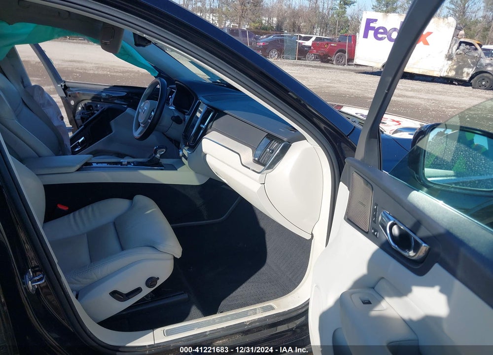 2019 VOLVO XC60 T5 INSCRIPTION VIN: LYV102DL1KB242693