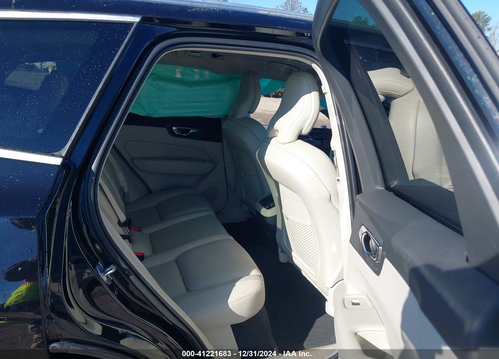 2019 VOLVO XC60 T5 INSCRIPTION VIN: LYV102DL1KB242693