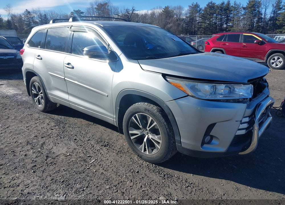 2018 TOYOTA HIGHLANDER LE PLUS VIN: 5TDBZRFH4JS884880