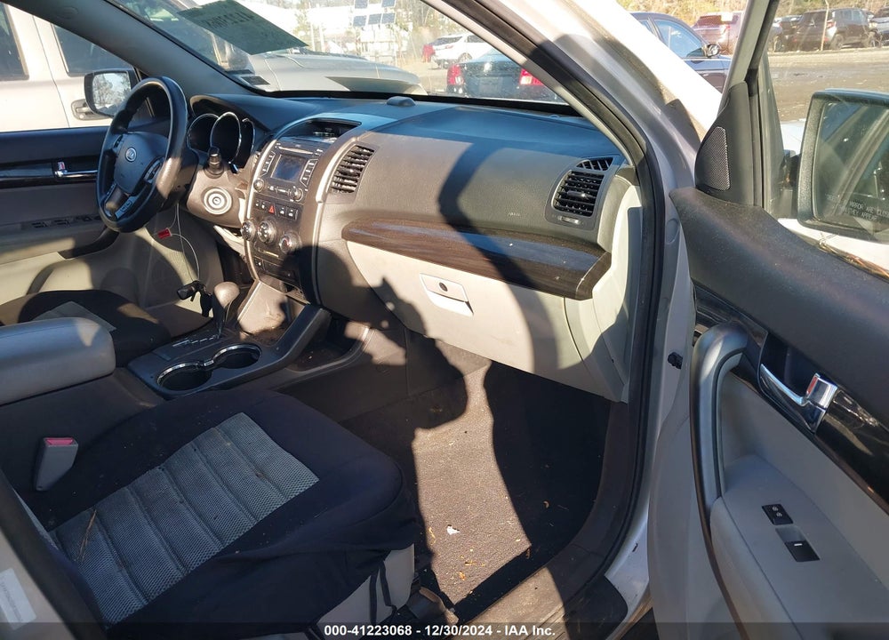 2013 KIA SORENTO LX V6 VIN: 5XYKTDA25DG382260