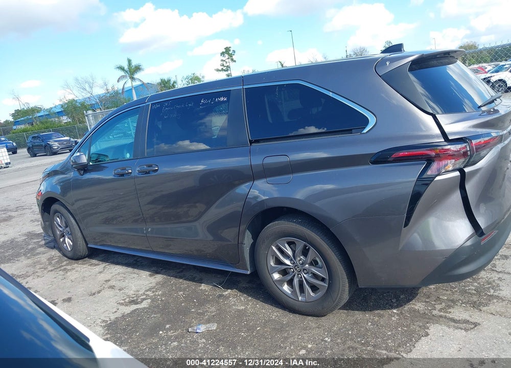2024 TOYOTA SIENNA LE VIN: 5TDKRKEC3RS187306
