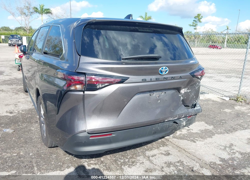 2024 TOYOTA SIENNA LE VIN: 5TDKRKEC3RS187306