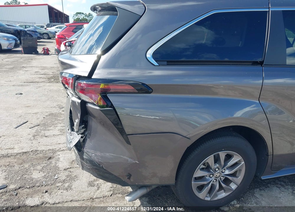 2024 TOYOTA SIENNA LE VIN: 5TDKRKEC3RS187306