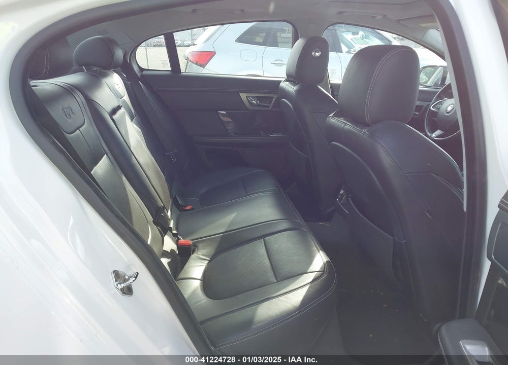 2015 JAGUAR XF VIN: SAJWA0JH8FMU68816
