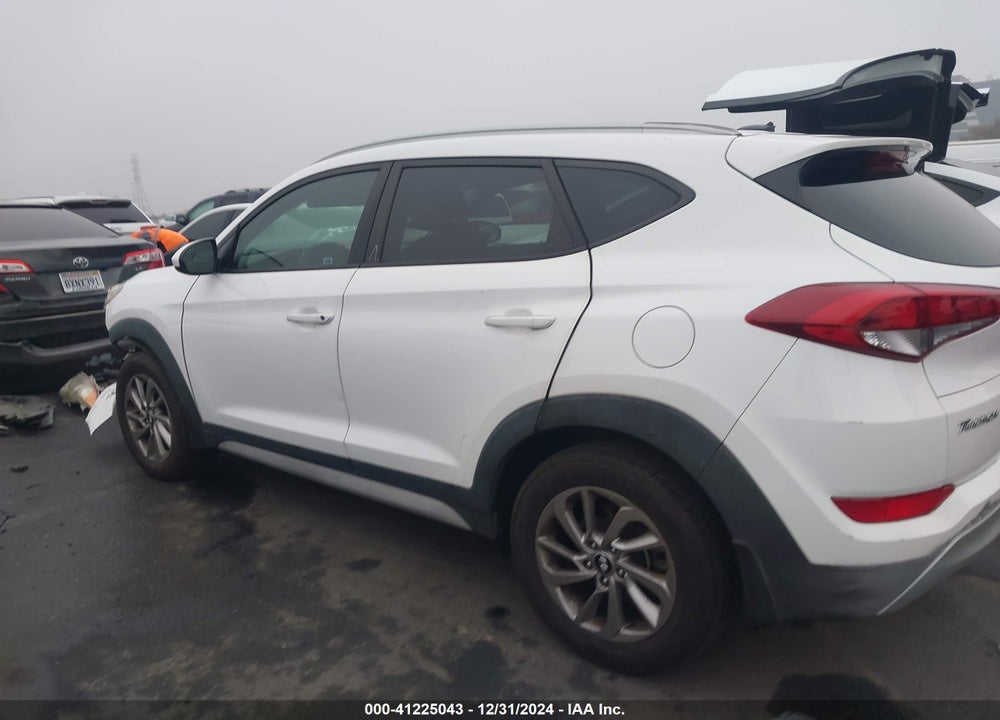 2017 HYUNDAI TUCSON SE VIN: KM8J33A44HU580836