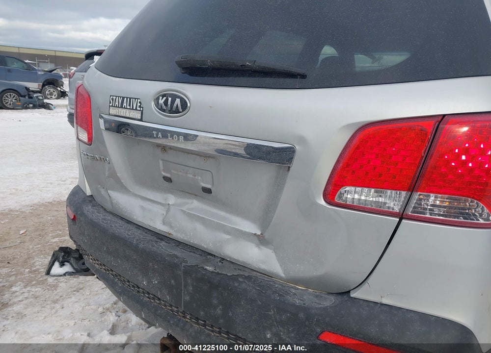 2011 KIA SORENTO LX VIN: 5XYKT3A18BG136852