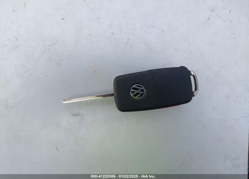 2015 VOLKSWAGEN PASSAT VIN: 1VWAT7A36FC028564