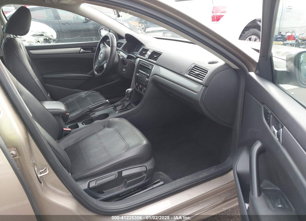 2015 VOLKSWAGEN PASSAT VIN: 1VWAT7A36FC028564