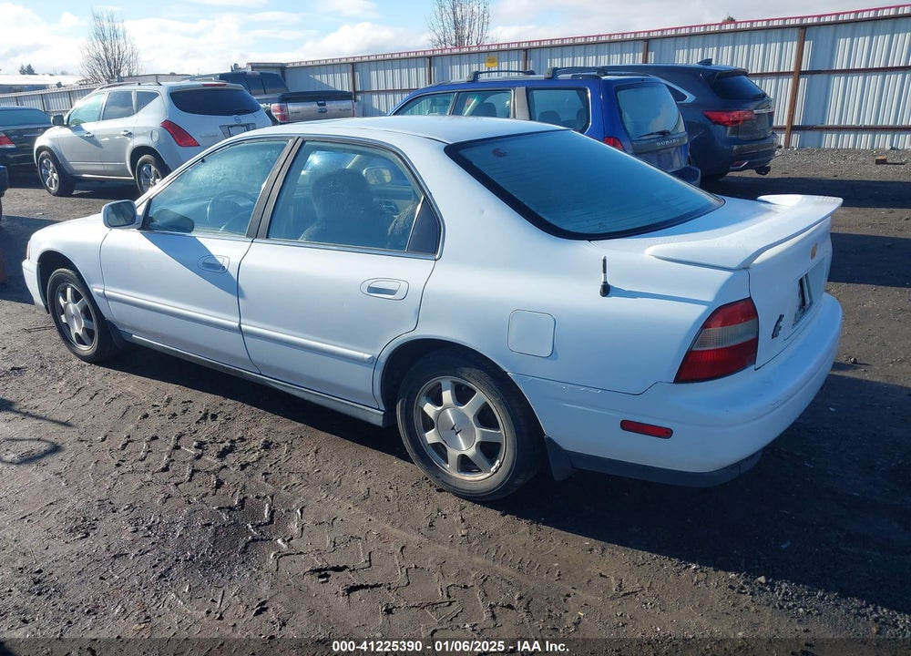 1994 HONDA ACCORD EX VIN: 1HGCD5662RA135595