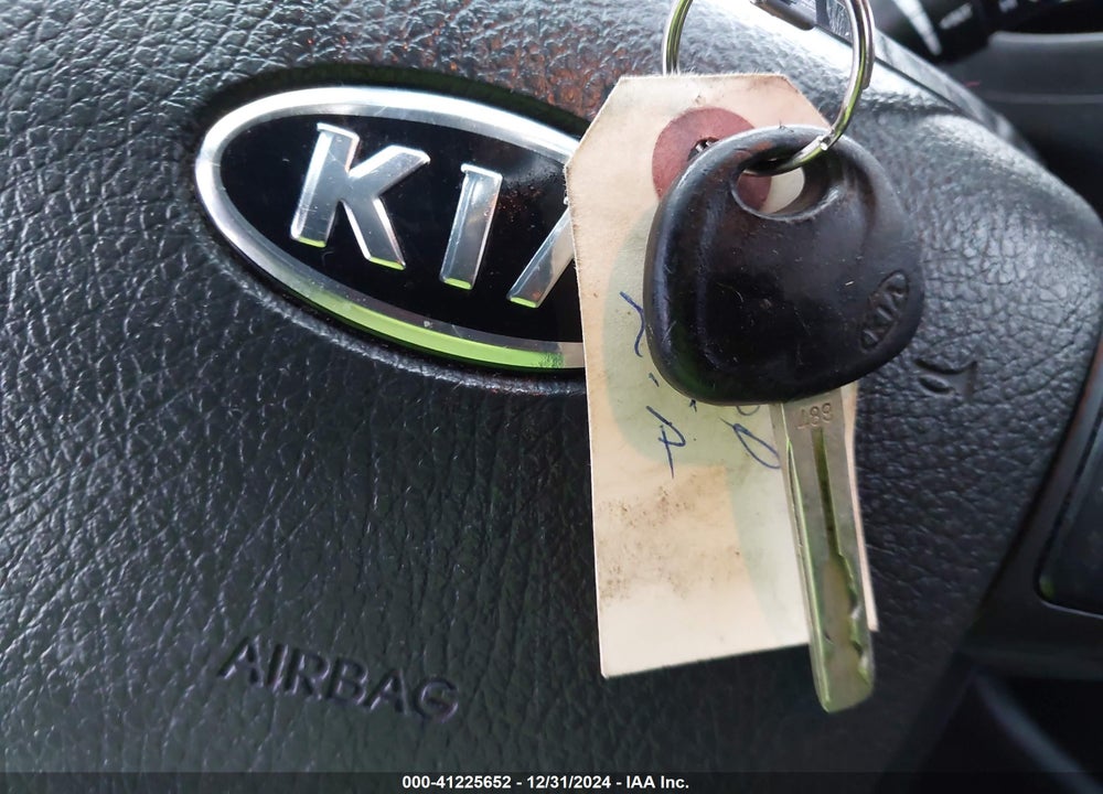 2011 KIA SORENTO LX VIN: 5XYKT4A13BG098372