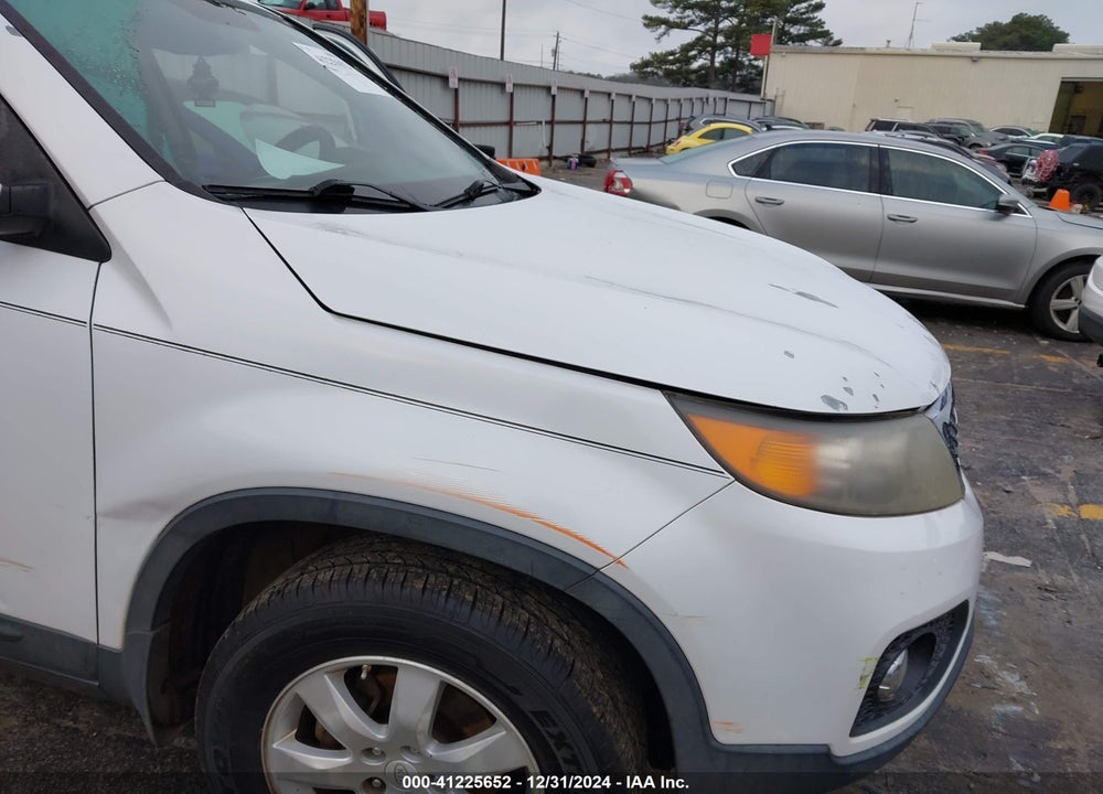 2011 KIA SORENTO LX VIN: 5XYKT4A13BG098372