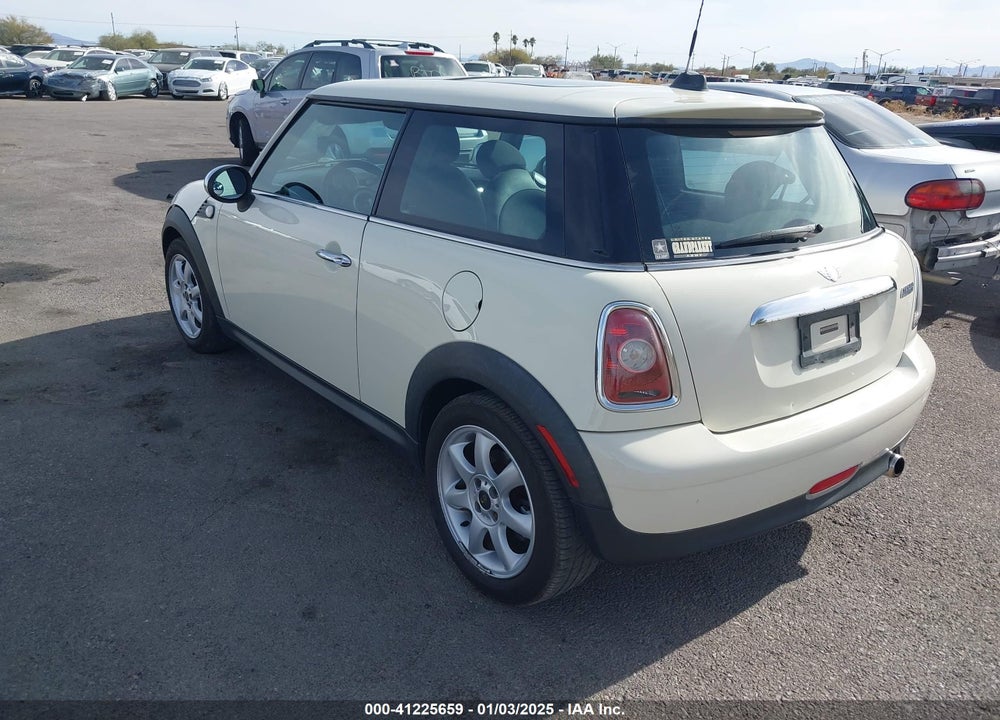2007 MINI COOPER VIN: WMWMF33527TT53306