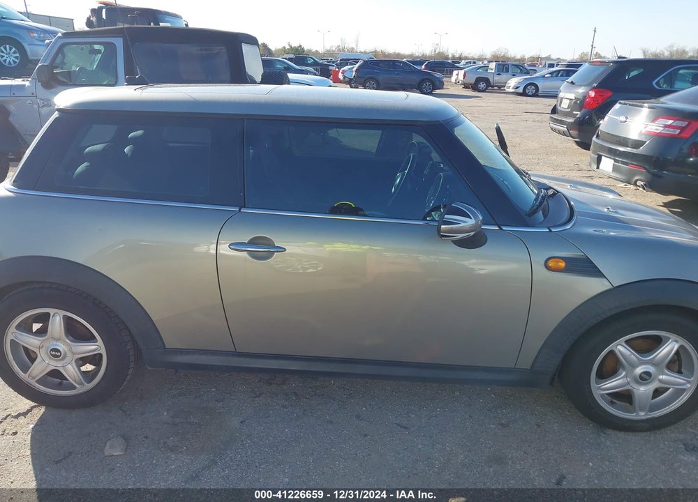 2007 MINI COOPER VIN: WMWMF33527TT52141