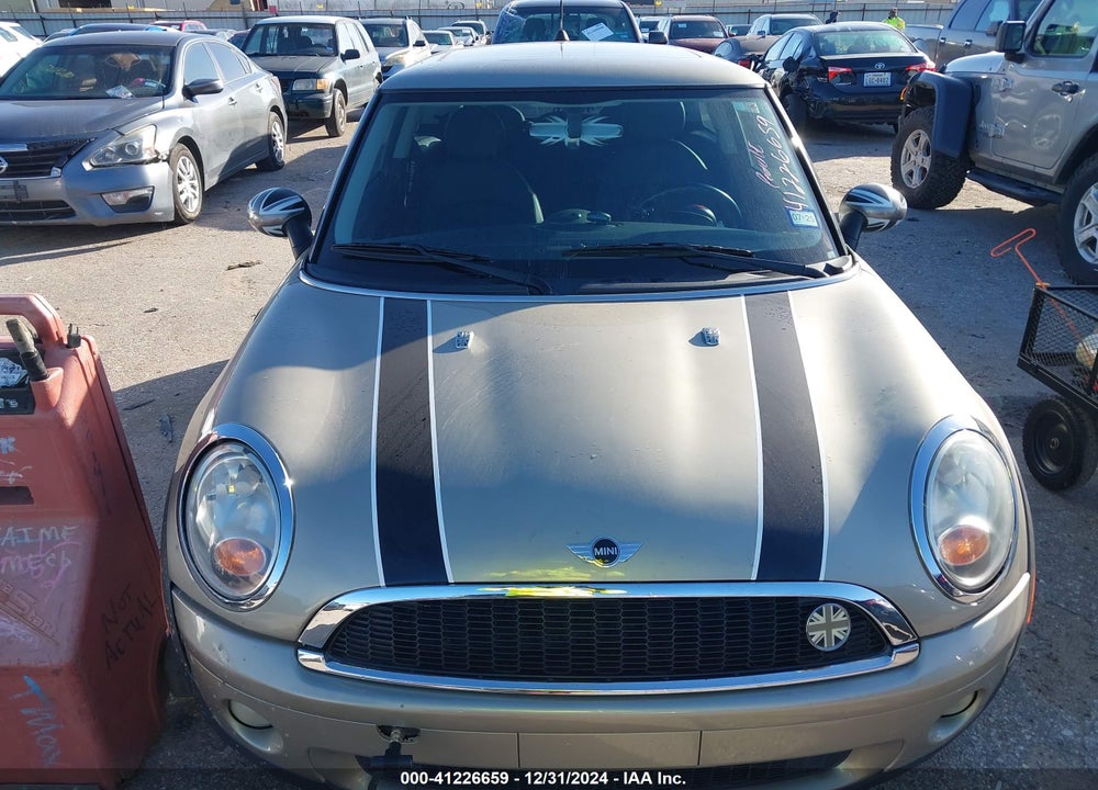2007 MINI COOPER VIN: WMWMF33527TT52141