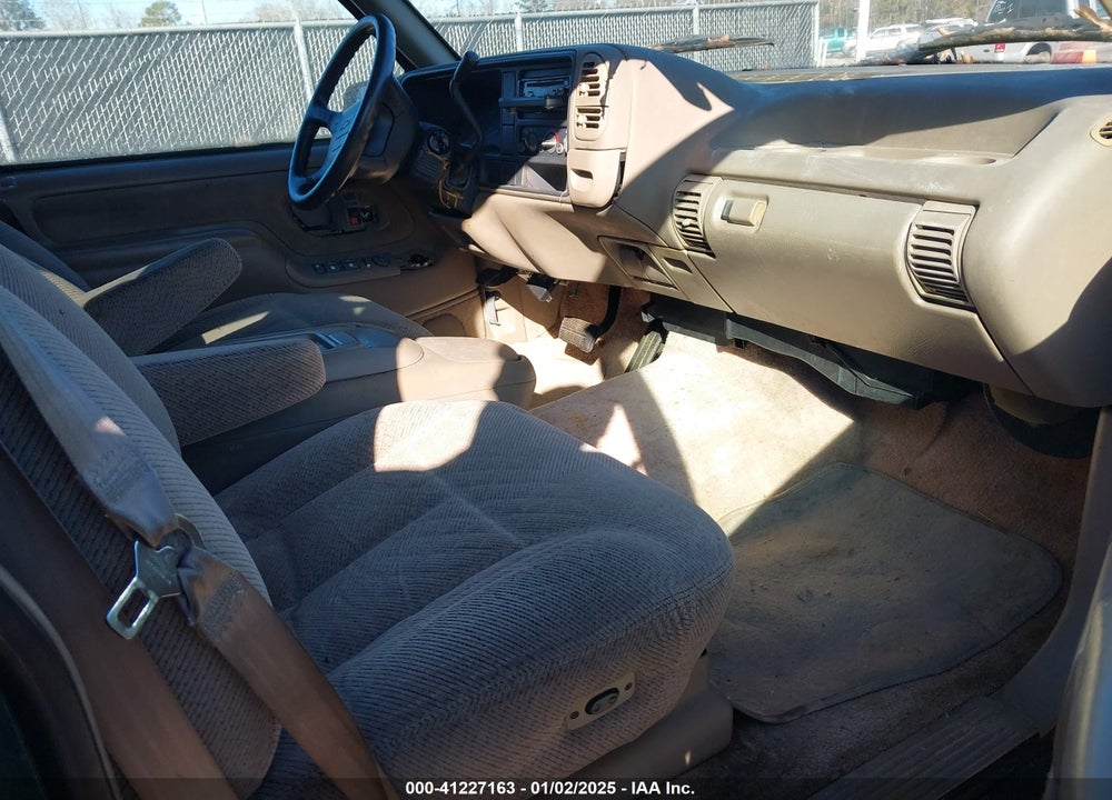 1996 CHEVROLET TAHOE C1500 VIN: 1GNEC13R2TJ310590
