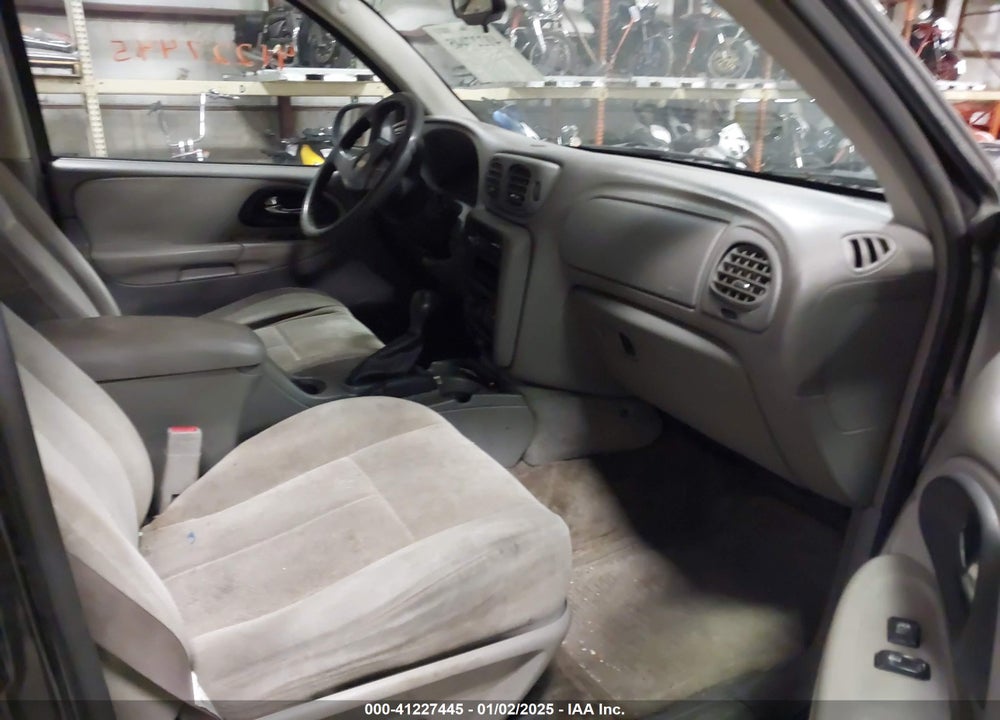 2005 CHEVROLET TRAILBLAZER LS VIN: 1GNDT13S252350065