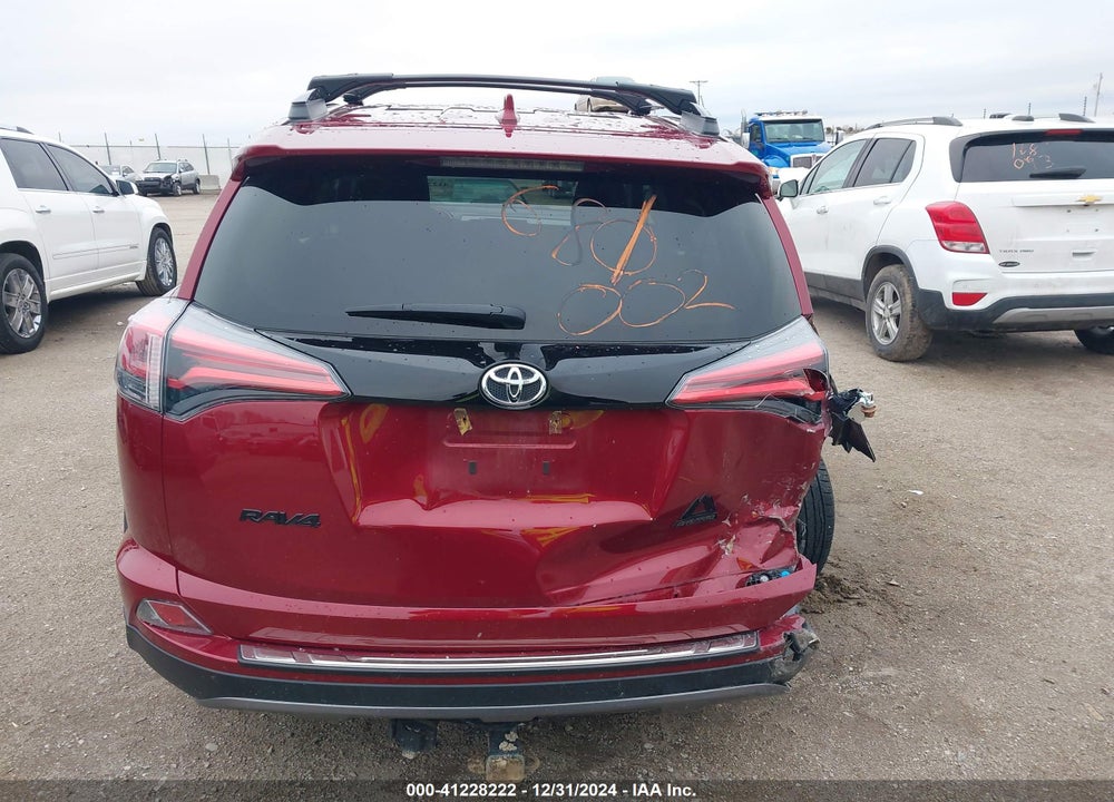 2018 TOYOTA RAV4 ADVENTURE/XLE VIN: 2T3RFREV2JW817806