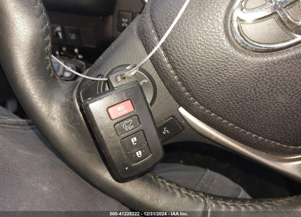2018 TOYOTA RAV4 ADVENTURE/XLE VIN: 2T3RFREV2JW817806