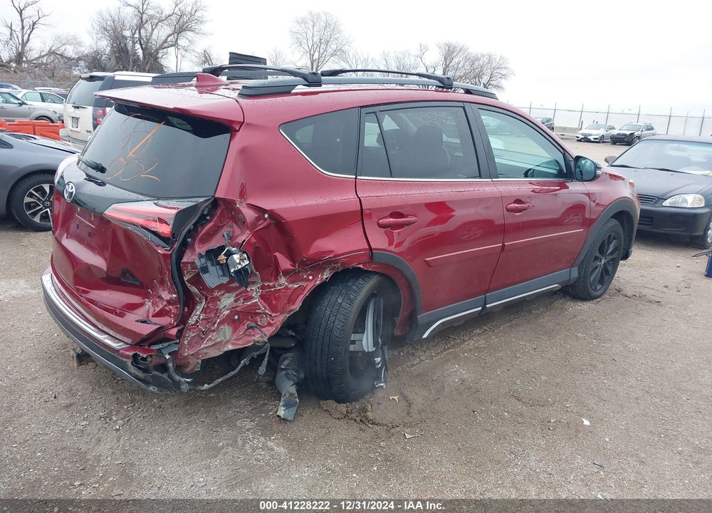 2018 TOYOTA RAV4 ADVENTURE/XLE VIN: 2T3RFREV2JW817806