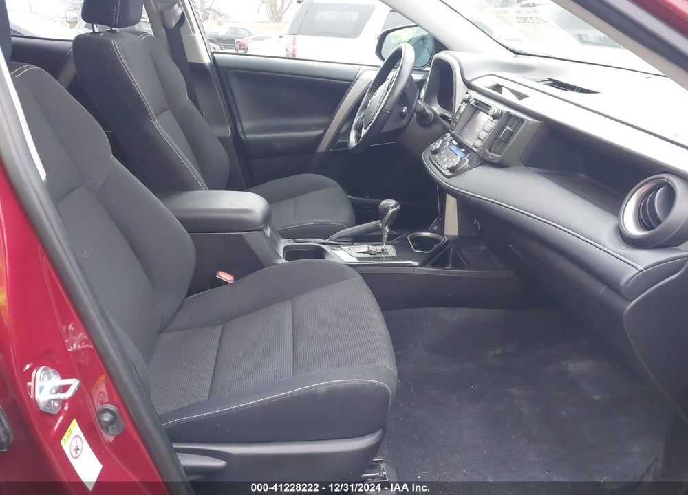 2018 TOYOTA RAV4 ADVENTURE/XLE VIN: 2T3RFREV2JW817806