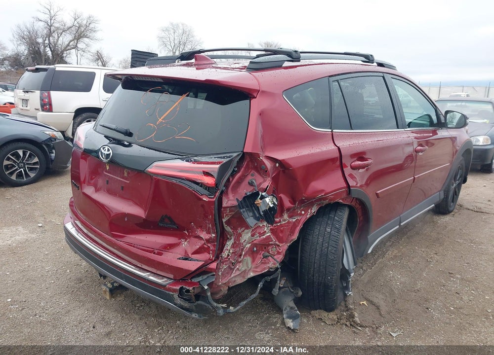 2018 TOYOTA RAV4 ADVENTURE/XLE VIN: 2T3RFREV2JW817806