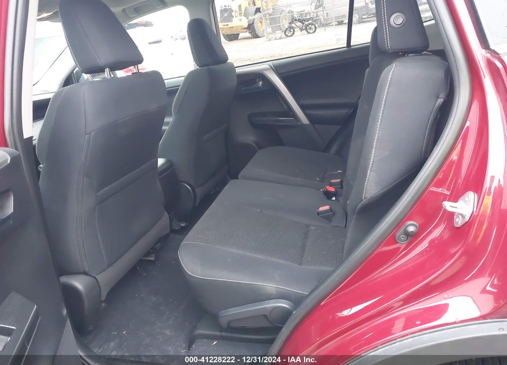 2018 TOYOTA RAV4 ADVENTURE/XLE VIN: 2T3RFREV2JW817806