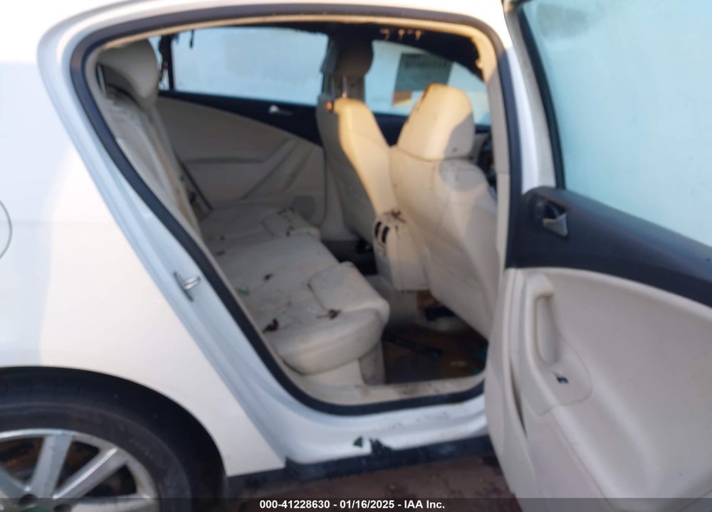 2010 VOLKSWAGEN PASSAT VIN: WVWJM7ANXAE122137