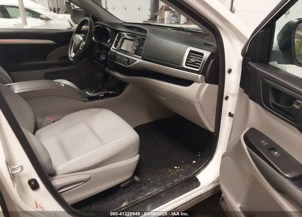 2014 TOYOTA HIGHLANDER LE V6 VIN: 5TDBKRFH9ES058259