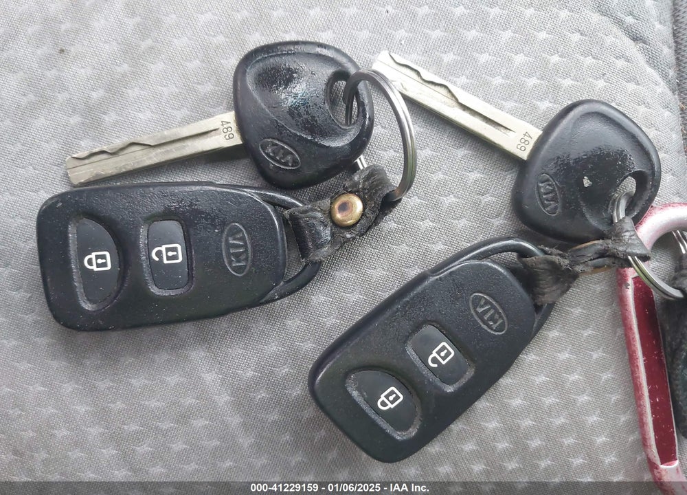2011 KIA SORENTO LX V6 VIN: 5XYKTDA25BG074616