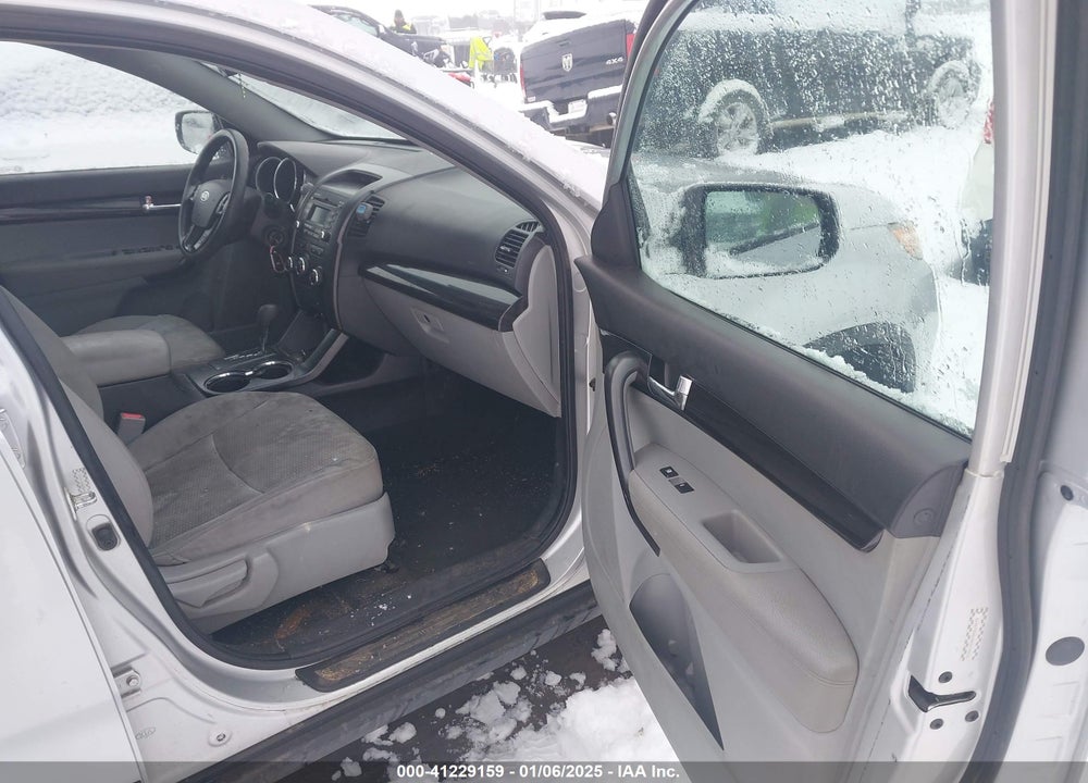 2011 KIA SORENTO LX V6 VIN: 5XYKTDA25BG074616