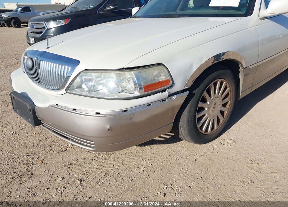 2003 LINCOLN TOWN CAR SIGNATURE VIN: 1LNHM82W03Y706751
