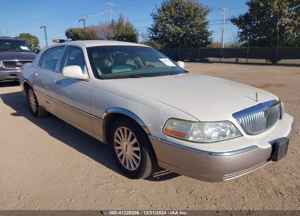 2003 LINCOLN TOWN CAR SIGNATURE VIN: 1LNHM82W03Y706751
