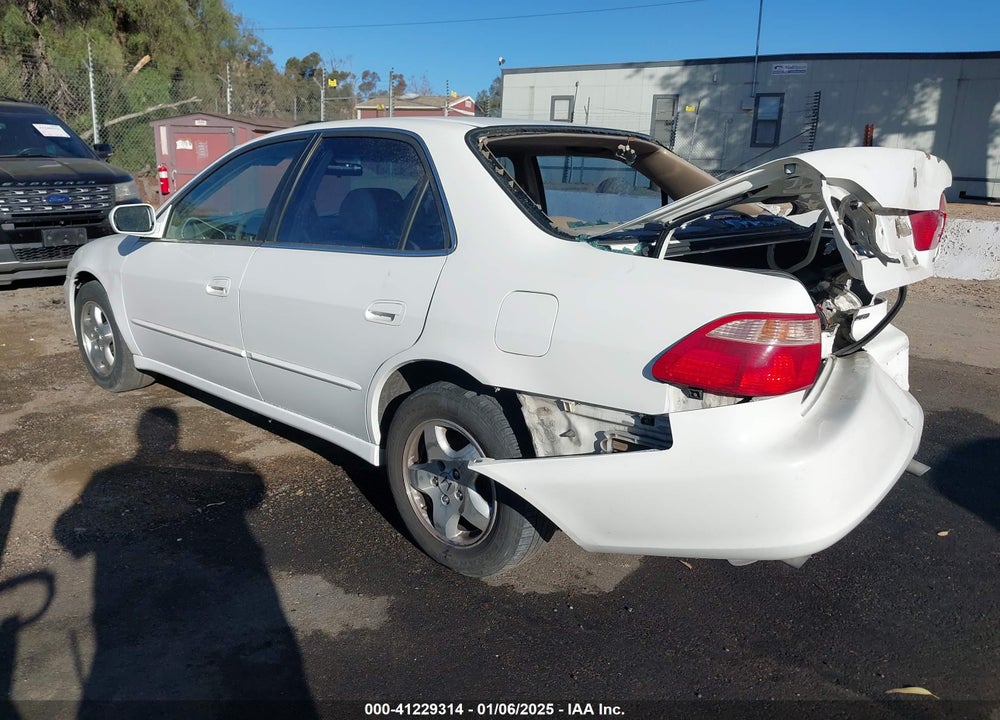 2000 HONDA ACCORD 3.0 EX VIN: 1HGCG1655YA011889