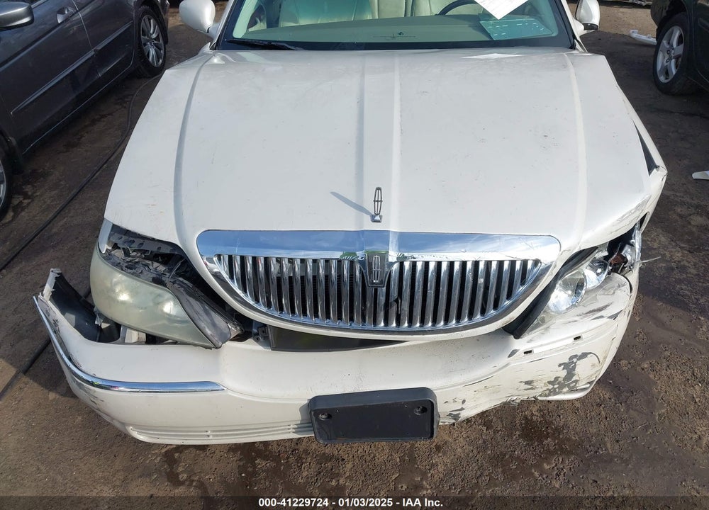 2005 LINCOLN TOWN CAR SIGNATURE LIMITED VIN: 1LNHM82W25Y649407