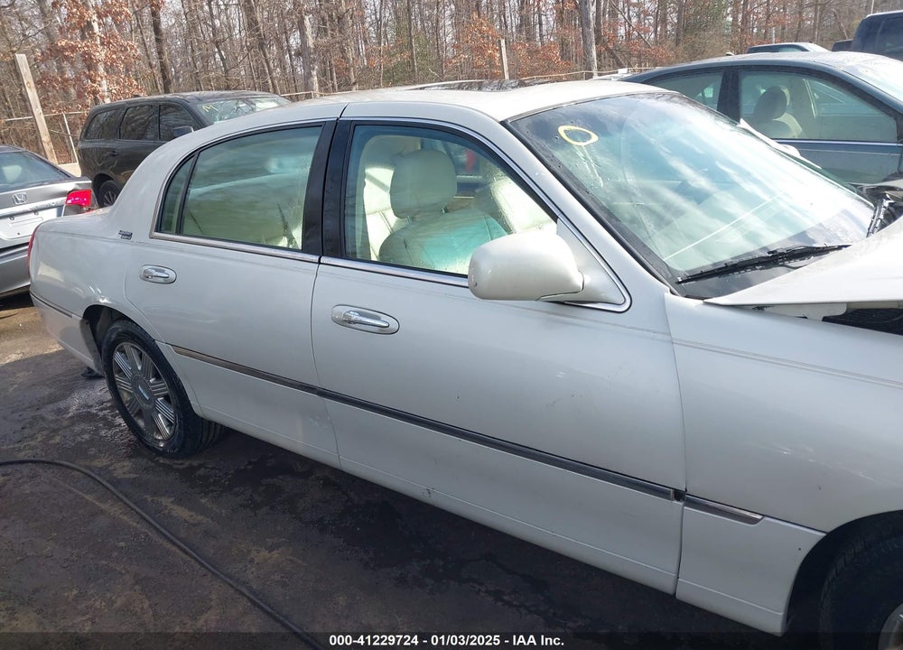 2005 LINCOLN TOWN CAR SIGNATURE LIMITED VIN: 1LNHM82W25Y649407