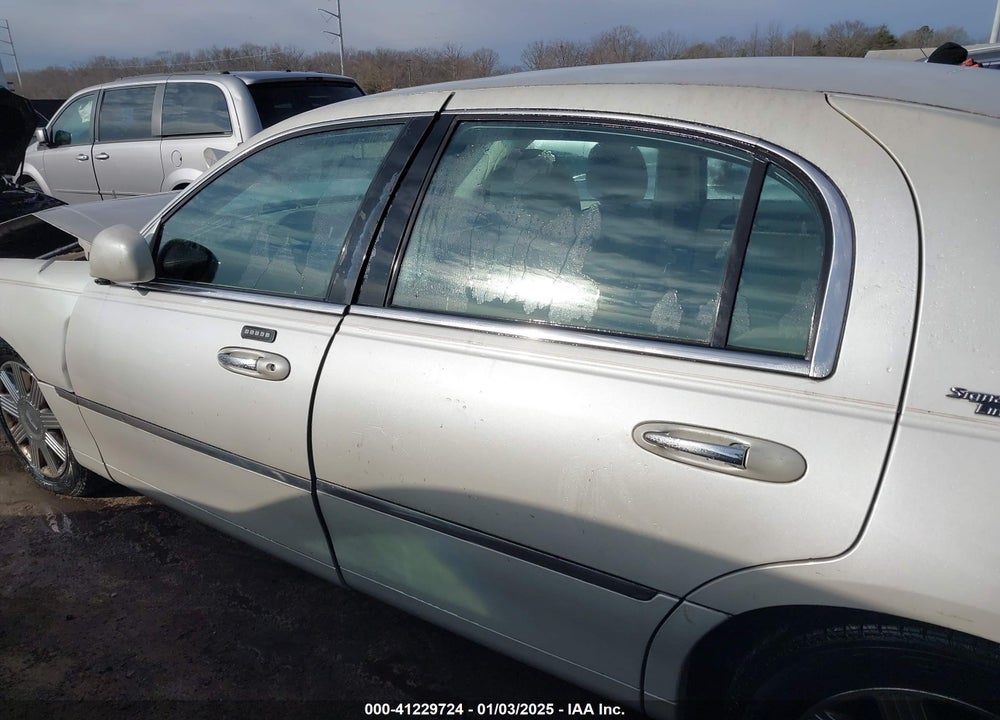 2005 LINCOLN TOWN CAR SIGNATURE LIMITED VIN: 1LNHM82W25Y649407